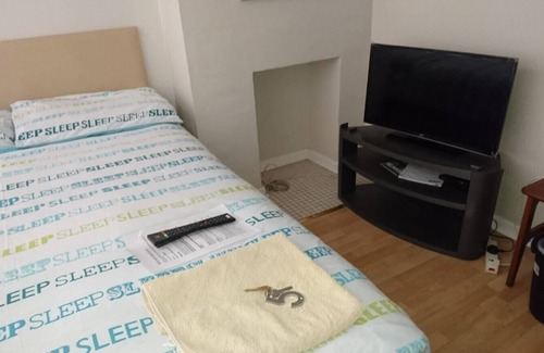 Harlington House | Cozy Family Room for 3 with Private Shower and Breakfast