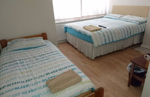 Harlington House | Cozy Family Room for 3 with Private Shower and Breakfast
