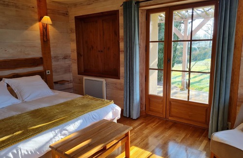 Vitry-aux-Loges Bed & Breakfast | Relaxing Guestroom in Vitry-aux-Loges for 4 Guests