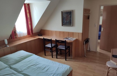 Nonntal Bed & Breakfast | Family-Friendly Room with Shower and Complimentary Breakfast