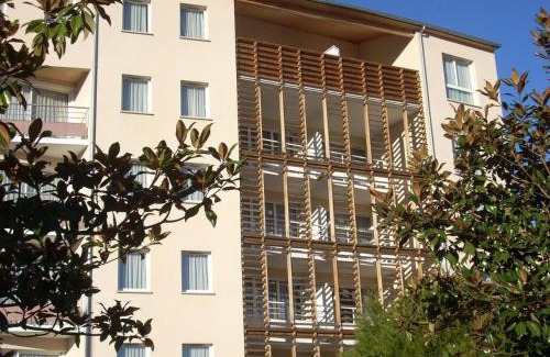 Lourdes Apartment | Cozy Family Studio Steps from Lourdes Station - Free WIFI