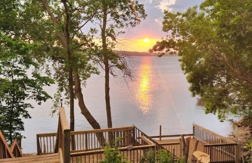 Ortonville House | Family Shoreline Hideaway