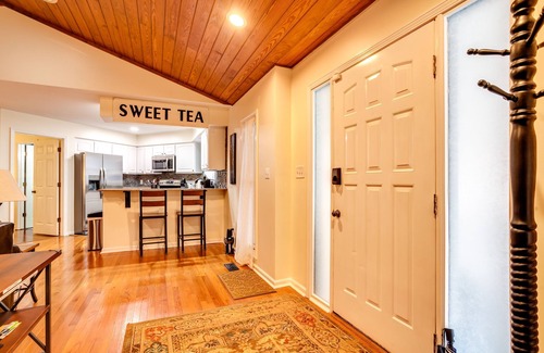 Tellico Village House | Ideal Family Cottage by Lake Loudon with Hot Tub & Fire Pit