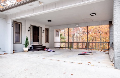 Tellico Village House | Ideal Family Cottage by Lake Loudon with Hot Tub & Fire Pit