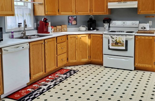 Queens County House | Family Sized full mini home, Quiet, Beaches and Shopping