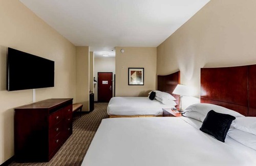 Mineral Wells Hotel | Family Stay! Spacious Unit, Pool, Free Breakfast, Wifi, and Parking