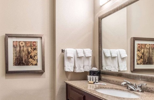 Mineral Wells Hotel | Family Stay! Spacious Unit, Pool, Free Breakfast, Wifi, and Parking