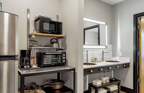 Pacific Hotel | Inviting Staycation for 7 in St. Louis with Pool Access