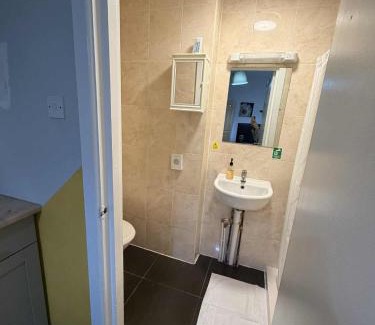 Gosport Apartment | Family Studio - King Bed & Single Bed in Central Gosport, Free Private Parking