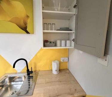 Gosport Apartment | Family Studio - King Bed & Single Bed in Central Gosport, Free Private Parking