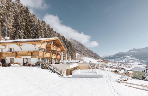 Sankt Veit im Pongau Apartment | Family Suite with Pool & Spa at Empl Country House