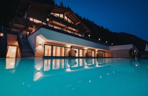 Sankt Veit im Pongau Apartment | Family Suite with Pool & Spa at Empl Country House