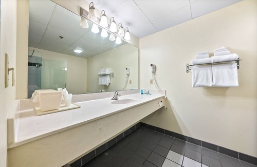 Put-in-Bay Hotel | Family Suite with Pool & Spa at Bayshore Resort