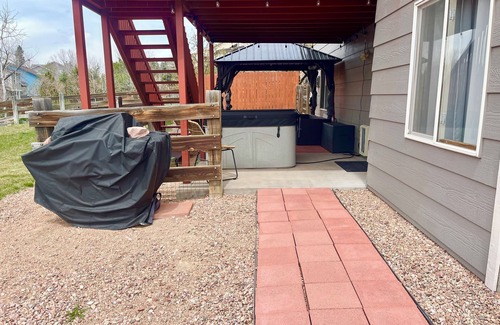 Monument House | Cozy Private Suite with Mountain View & Firepits for 8