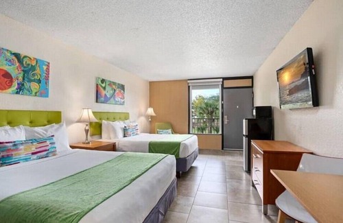 Historic Downtown Kissimmee Hotel | Ideal Family Room with 2 Double Beds Near Attractions