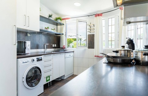 Charneca de Caparica e Sobreda Villa | Family House with Pool, Steps from the Beach | 9.2 Rated