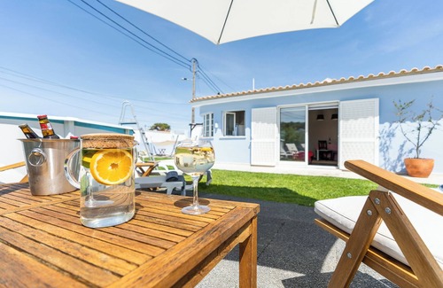 Charneca de Caparica e Sobreda Villa | Family House with Pool, Steps from the Beach | 9.2 Rated