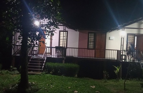 Vayittiri Villa | Cozy Family Villa: Hut-Style Stay with Kitchen & Breakfast