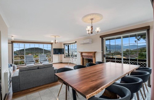 Lindisfarne House | Family-Friendly Retreat with Water View & Breakfast Included