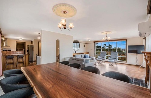 Lindisfarne House | Family-Friendly Retreat with Water View & Breakfast Included