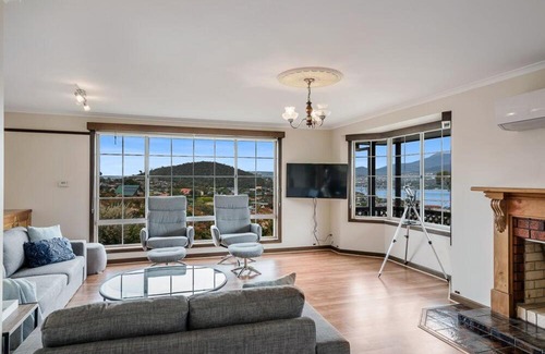 Lindisfarne House | Family-Friendly Retreat with Water View & Breakfast Included