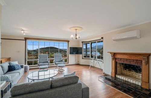 Lindisfarne House | Family-Friendly Retreat with Water View & Breakfast Included