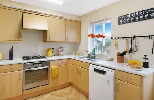Langley Marish House | Convenient Stay: 3min Walk to Station & Shops with Garden