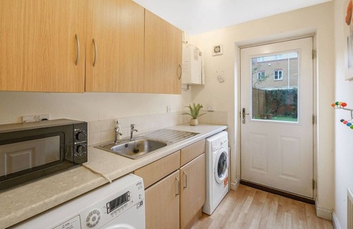 Langley Marish House | Convenient Stay: 3min Walk to Station & Shops with Garden