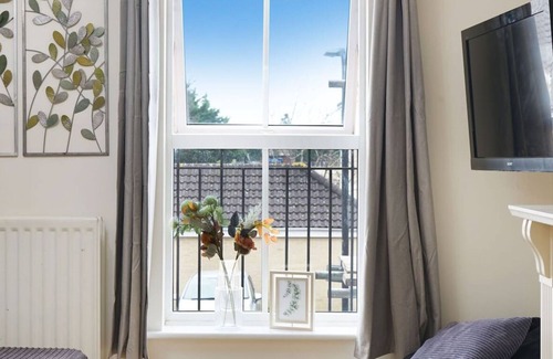 Langley Marish House | Convenient Stay: 3min Walk to Station & Shops with Garden