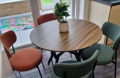 Wainscot House | Inviting 3-Bed House in Strood, Rochester - Family-Friendly