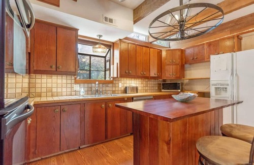 Southwest Raleigh House | Enchanting Raleigh Mill House: A Walkable Family Retreat
