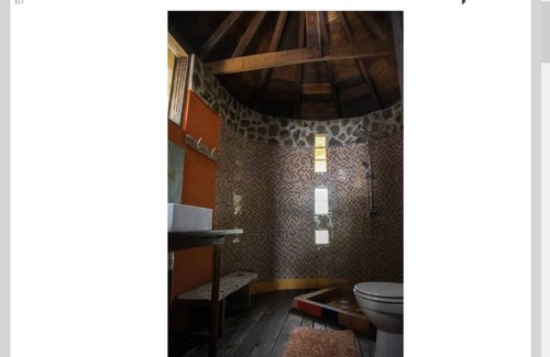 Busua Hotel | Cozy Fantas Folly Beach Lodge with Family-Friendly Dining