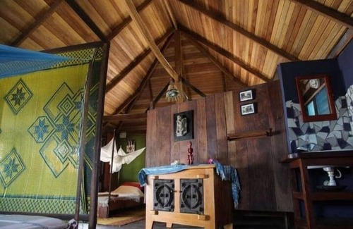 Busua Hotel | Cozy Fantas Folly Beach Lodge with Family-Friendly Dining