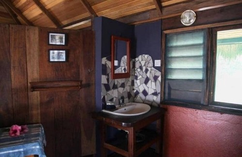 Busua Hotel | Cozy Fantas Folly Beach Lodge with Family-Friendly Dining