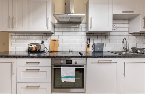 Ferndale Apartment | Cozy 1 Bed Attic Apartment in Brixton with Kitchen Access