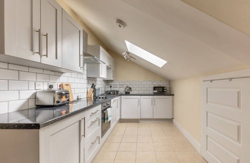 Ferndale Apartment | Cozy 1 Bed Attic Apartment in Brixton with Kitchen Access