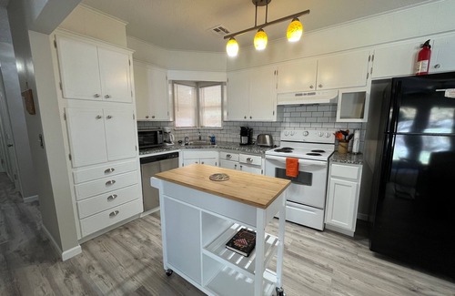 Norman House | Outstanding 3/2 near OU with Kitchen & Breakfast Included