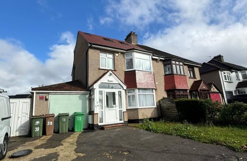Beddington South Apartment | Fantastic 3 ensuite bedrooms in a 6 bedroom apartment in Wallington with WiFi
