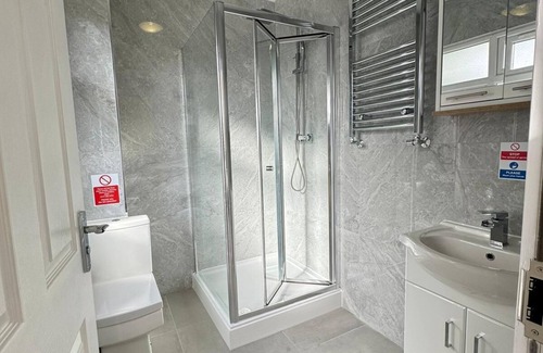 Beddington South Apartment | Fantastic 3 ensuite bedrooms in a 6 bedroom apartment in Wallington with WiFi