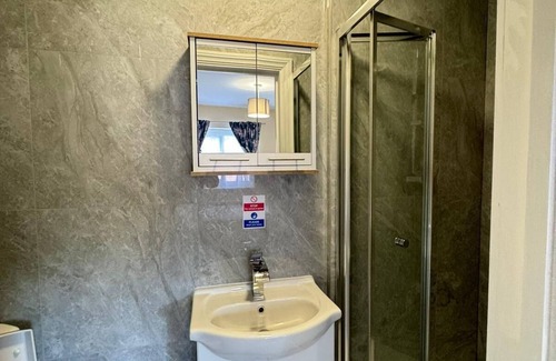 Beddington South Apartment | Fantastic 3 ensuite bedrooms in a 6 bedroom apartment in Wallington with WiFi