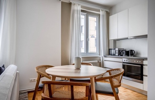 Himmelpfortgrund Apartment | Convenient Alsergrund 2BR with Elevator Near Dining & Tram