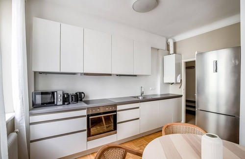 Himmelpfortgrund Apartment | Convenient Alsergrund 2BR with Elevator Near Dining & Tram