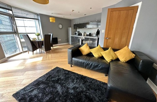 Cardiff City Centre Apartment | Modern City Centre Flat with Free Parking & Breakfast Included