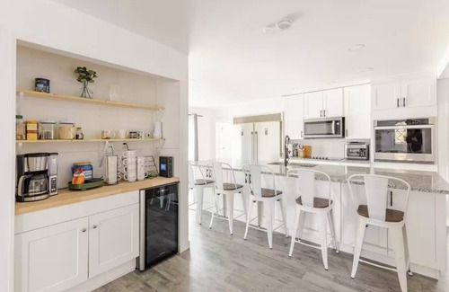 West Central House | Spacious Brickhouse for 12, Near MSU & Downtown Springfield