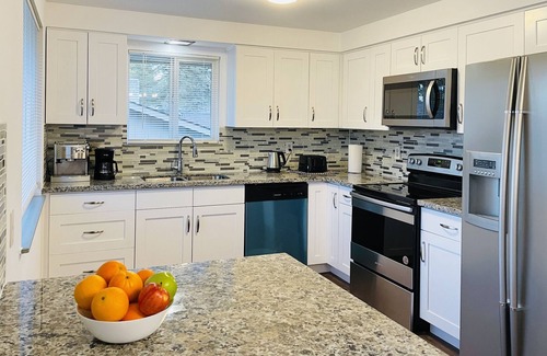 Silver Lake House | Bright Family Haven: 3BR with Kitchen & Pet-Friendly Perks