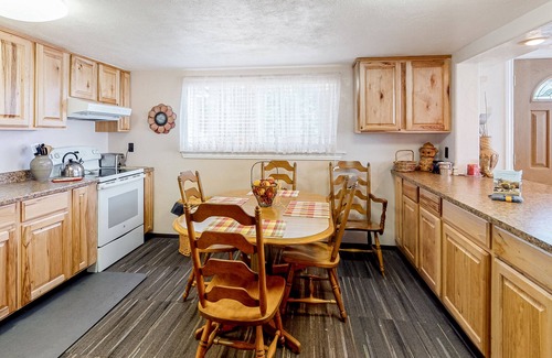 Cascade House | Ideal Downtown Retreat for Outdoor Lovers and Pets Welcome