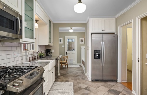 Woodstock House | Discover a Pet-Friendly Eastmoreland Gem Near Portland