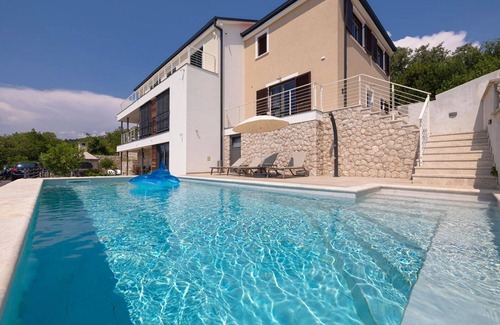 Dramalj House | Fantastic finca only 480 meters to the beach with sea views, private pool, washing machine