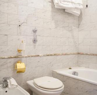 Colonnata Hotel | Inviting Garden Retreat at Firenze Nord Airport