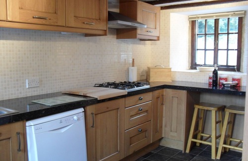 Ashford-in-the-Water Cottage | Indulge in Luxury: 3-Bedroom Retreat with Top Amenities